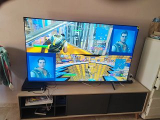 Televisión Grande Negra y Multicolor