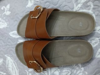 Sandalias H&M marrones con hebilla dorada