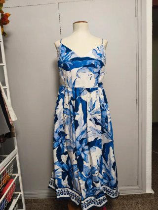 Vestido floral azul y blanco