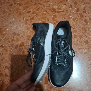 Zapatillas atletismo negras y blancas
