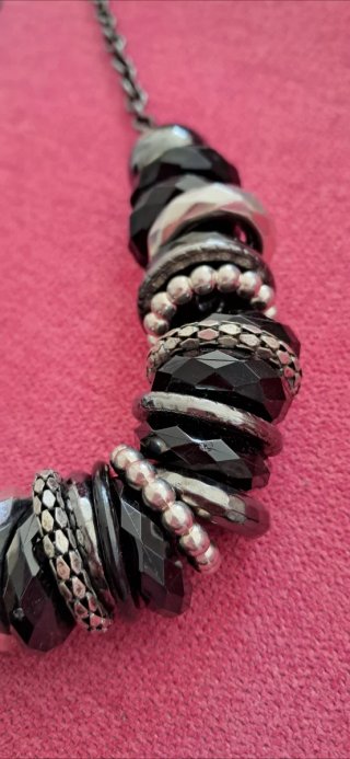 Conjunto de Collar y Pendientes Negros
