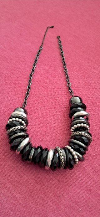 Conjunto de Collar y Pendientes Negros