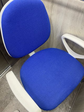 Silla de escritorio azul y blanca