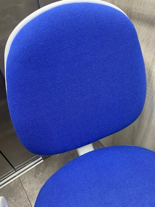 Silla de escritorio azul y blanca