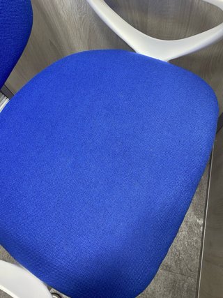 Silla de escritorio azul y blanca