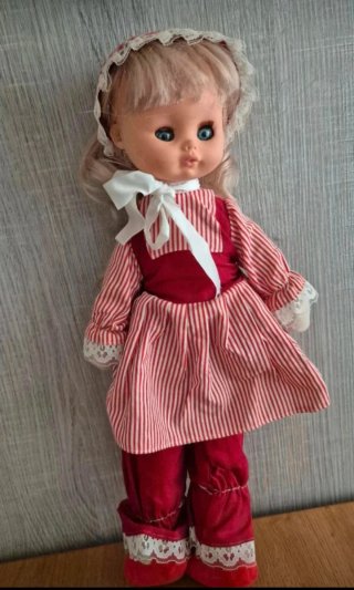 Bambola vintage con vestito a righe