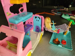 Caravana Chelsea Barbie con Muñeca y Accesorios