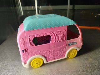 Caravana Chelsea Barbie con Muñeca y Accesorios