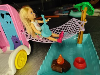 Caravana Chelsea Barbie con Muñeca y Accesorios