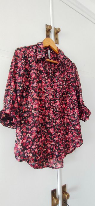 Blusa Stradivarius flores rosas