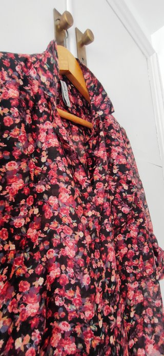 Blusa Stradivarius flores rosas