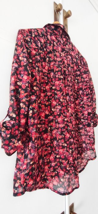 Blusa Stradivarius flores rosas