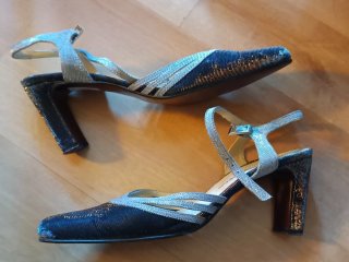 Zapatos de fiesta negros y plateados