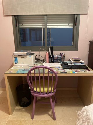Mesa de escritorio con sobre de cristal