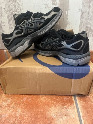 Zapatillas Asics Negras y Grises