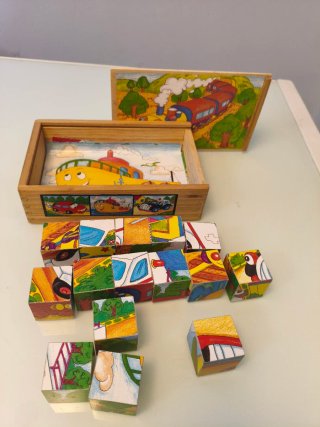 Puzzle de madera con cubos, temas transportes