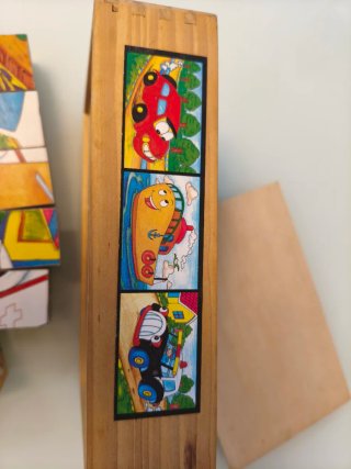 Puzzle de madera con cubos, temas transportes