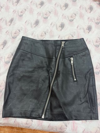 Falda corta de cuero negra