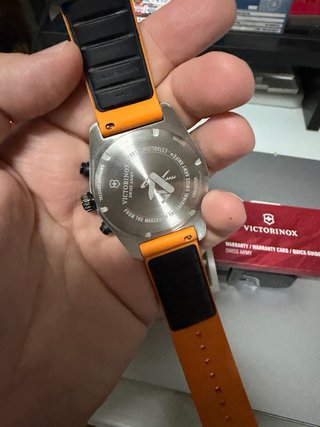 Reloj Victorinox Swiss Army negro y naranja.