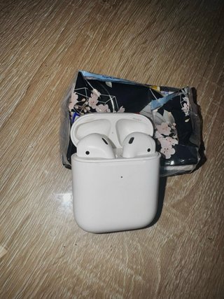 AirPods 2 Apple