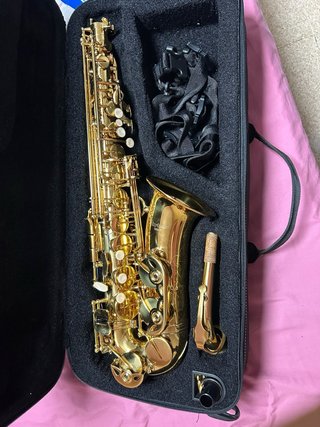 Saxofón dorado con funda