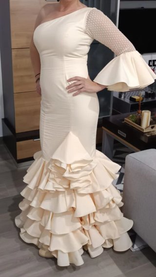 Traje de flamenca beige con volantes