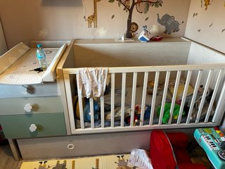 Cuna con cama de bebe y cambiador