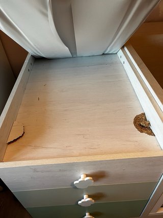 Cuna con cama de bebe y cambiador
