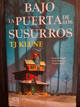 Bajo la puerta de los susurros