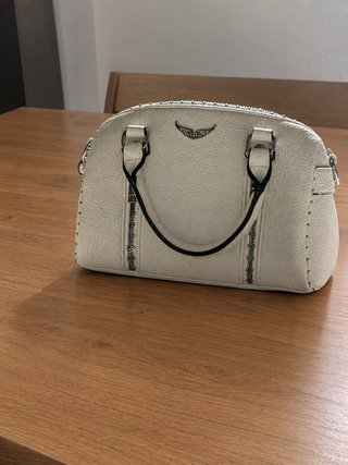 Bolso blanco con tachuelas