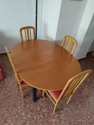 Mesa de Comedor Redonda y 4 Sillas