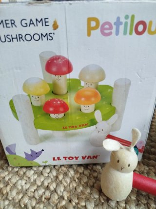 Juguete de madera para bebé con setas
