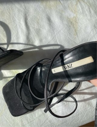 Sandalias Zara tacón tiras negras
