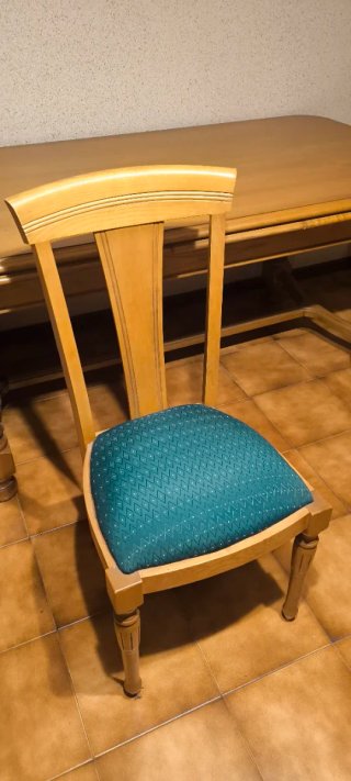 Mesa de comedor grande de madera con todas sus sil