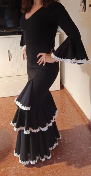Traje de flamenca negro y beige con volantes