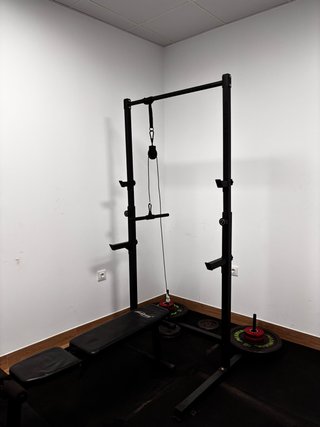 Rack de gimnasio: dominadas y sentadillas