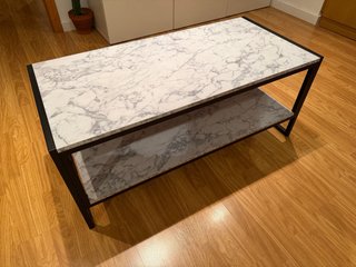 Mesa de centro efecto mármol y metal