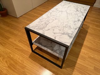 Mesa de centro efecto mármol y metal