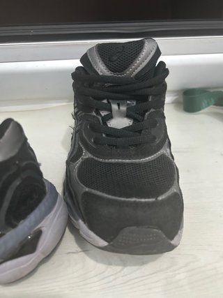 Zapatos casuales Asics negros y grises