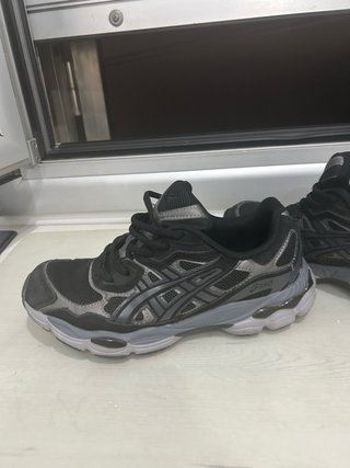 Zapatos casuales Asics negros y grises