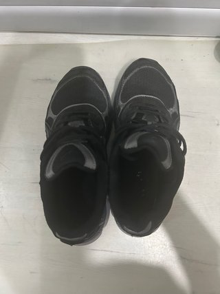 Zapatos casuales Asics negros y grises
