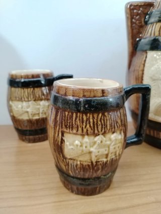 Set de Jarra y 4 Vasos de Cerámica Estilo Barril