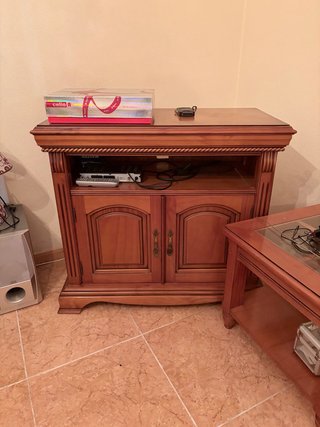 Mueble TV madera con puertas.