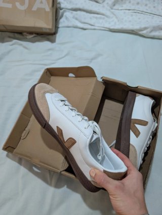 Zapatillas Veja Blancas y Marrones