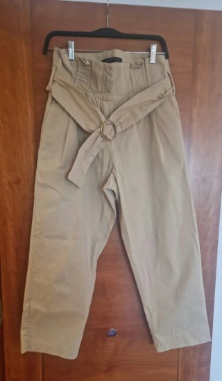 Pantalón Beige Zara Woman Tiro Alto con Cinturón