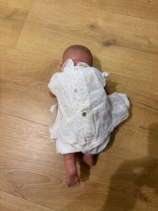 Muñeco bebé realista con vestido blanco antiguo