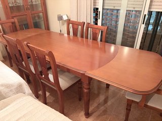 Mesa extensible de madera de roble maciza.