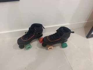 Patines de cuatro ruedas negros talla 35