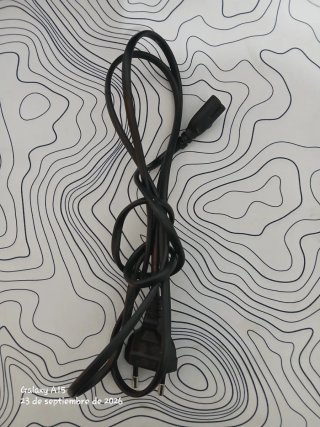 PlayStation 4 Negra con MANDO original y  CABLES.