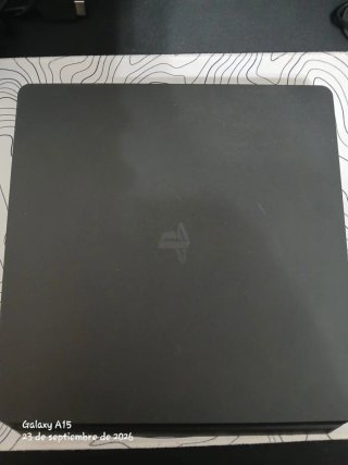 PlayStation 4 Negra con MANDO original y  CABLES.